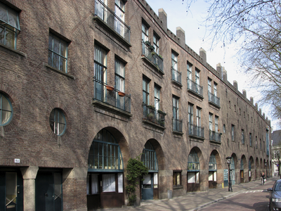 905538 Gezicht op de aan de Breedstraat gelegen gevel van de voormalige drukkerij J. van Boekhoven (Begijnehof) te ...